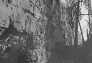 Resti di mura rinvenuti sul Tomenone